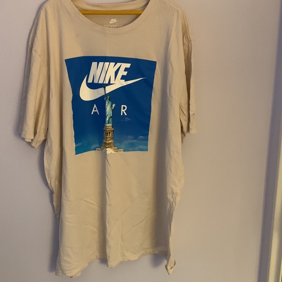 Nike Tee - Picture 2 of 4